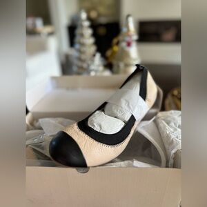 Banana Republic Aida Ivory Black Leather Cap Toe Ballet🤍a very romantic shoe🤍